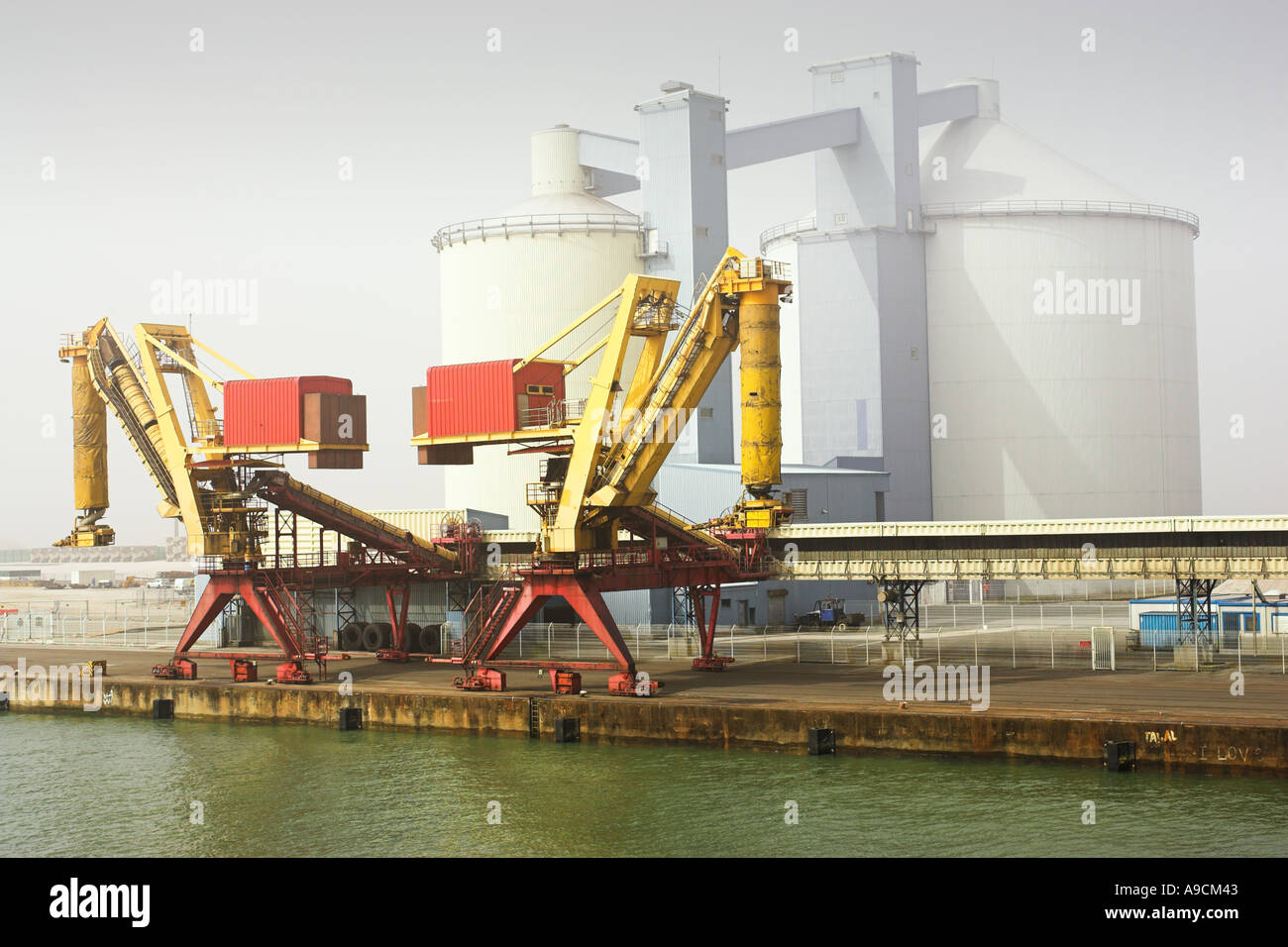 Les grues et les silos du port de Calais, France, Europe Banque D'Images