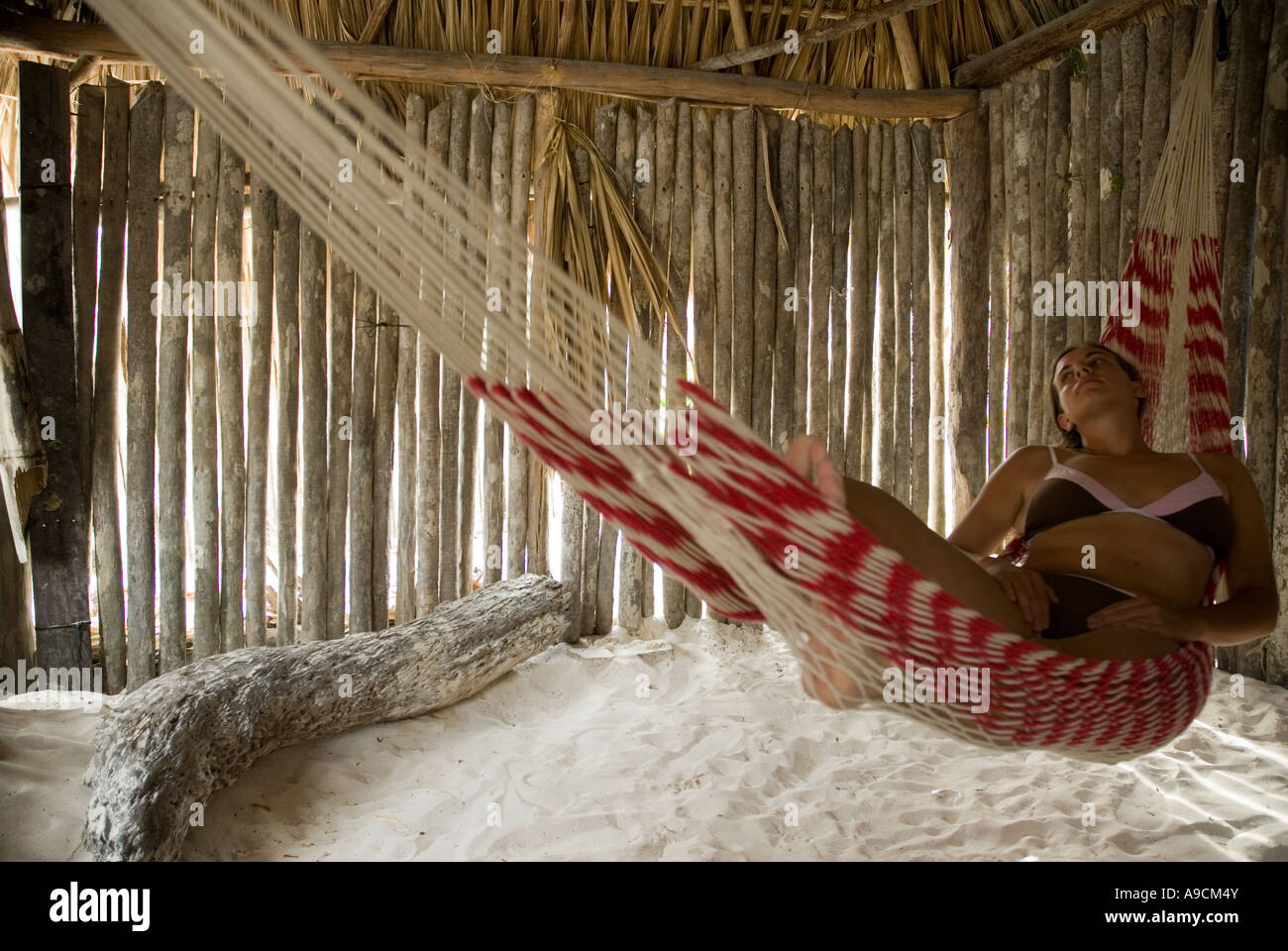 Tulum Caraïbes femme à l'intérieur d'une cabane cabane couché dans un hamac  Photo Stock - Alamy