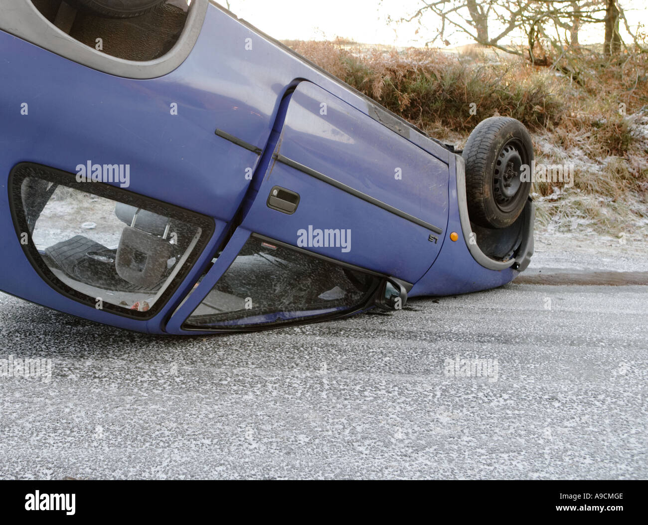 Voiture renversée sur les routes de campagne, Lancashire en Angleterre Banque D'Images