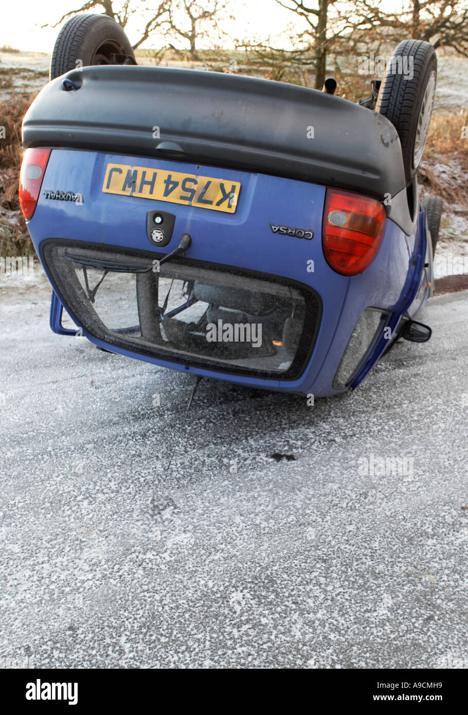Voiture renversée sur les routes de campagne, Lancashire en Angleterre Banque D'Images