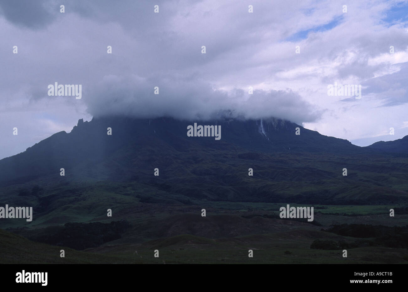 Kukenan Tepui vidange de l'eau de nuages lourds La Gran Sabana au Venezuela Banque D'Images