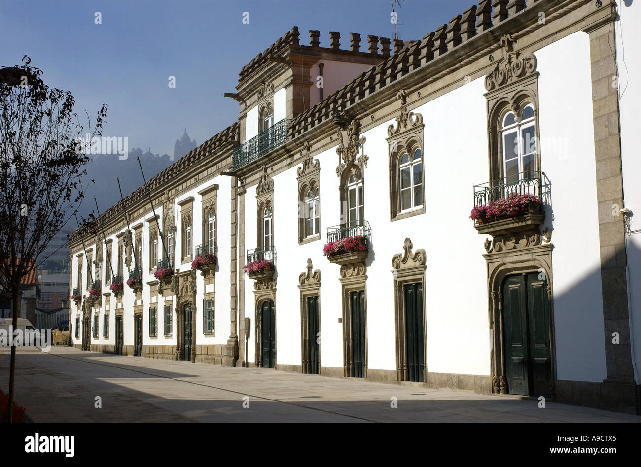 Magnifique vue du bâtiment jaune Viana do Castelo XIII siècle ville Costa Verde Porto Norte Portugal Europe du Nord Banque D'Images