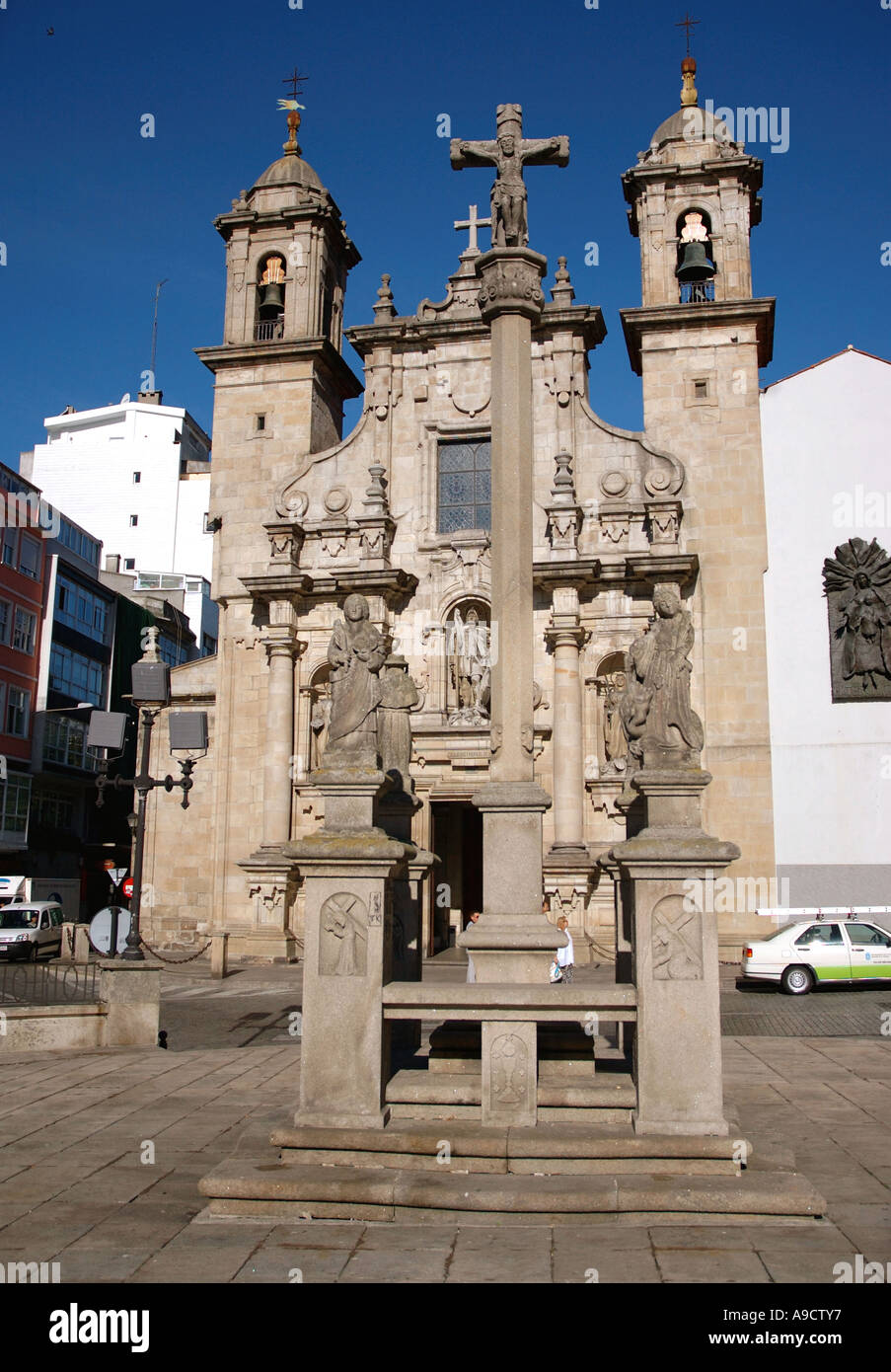 Vue sur l'église de San Jorge avec ses clochers traverse des statues du Christ et de La Coruña A Coruña Galice Espagne Europe Corunha Banque D'Images