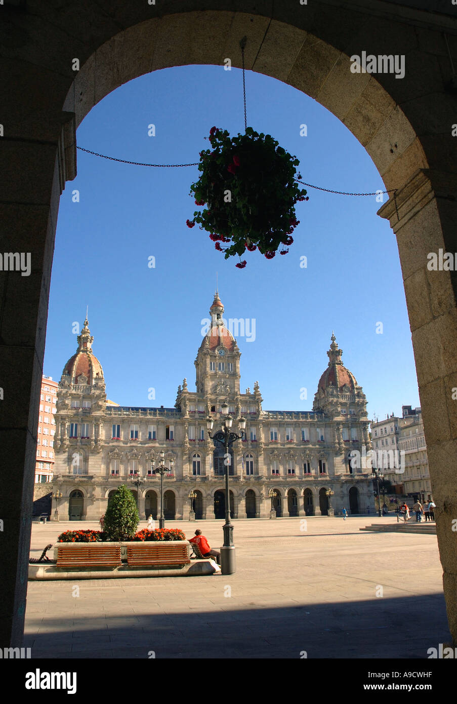 Avis de Maria Pita square avec son magnifique hôtel de ville bâtiment par une arche La Corogne UN Corunha Galice Espagne Europe Banque D'Images