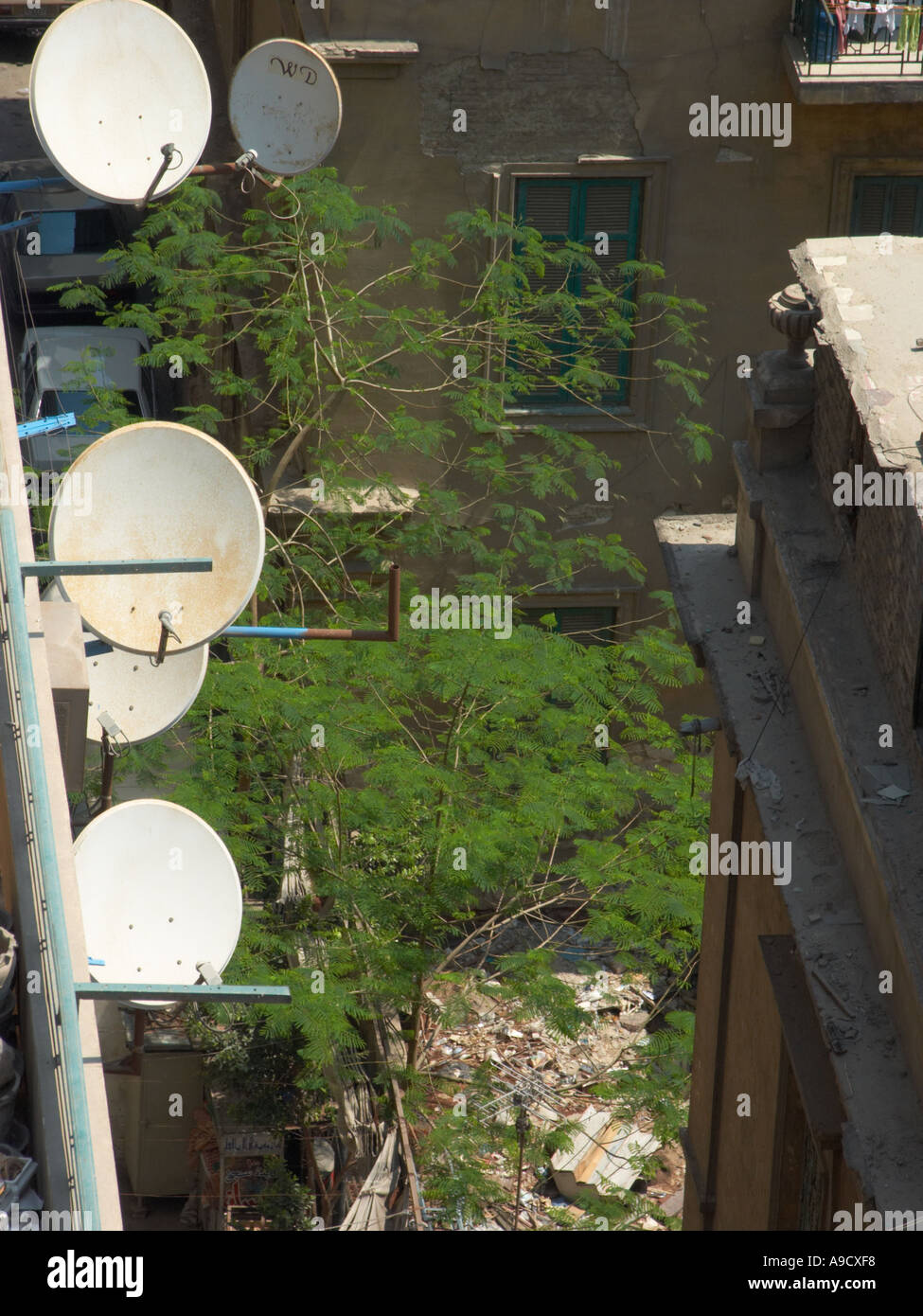 Vue sur le toit de l'Odeon Palace Hotel dans le centre du Caire remarque les décombres de la pauvreté et de l'abondance des paraboles Banque D'Images