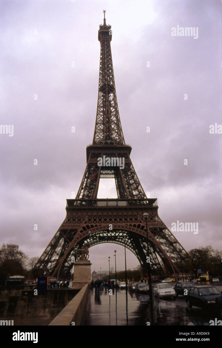 Skyline de paris avec la pluie de la tour eiffel Banque d