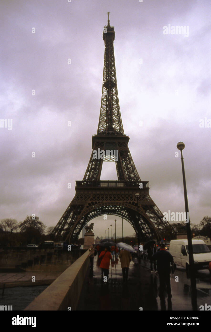 Skyline de paris avec la pluie de la tour eiffel Banque d