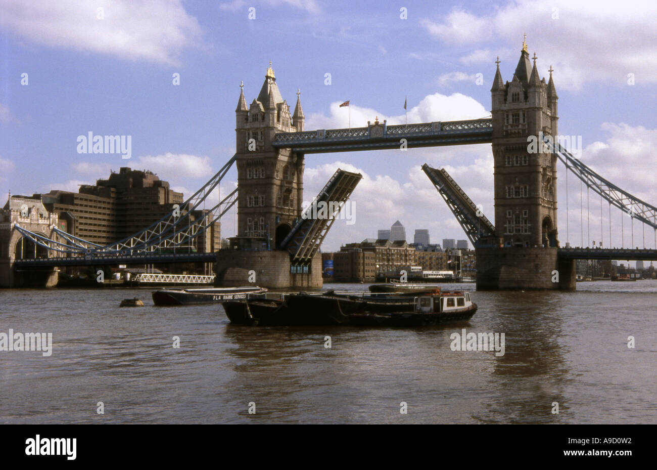 Voir le Tower Bridge le milieu se divise et se soulève pour permettre le passage de grands navires Tamise London England UK Europe Banque D'Images