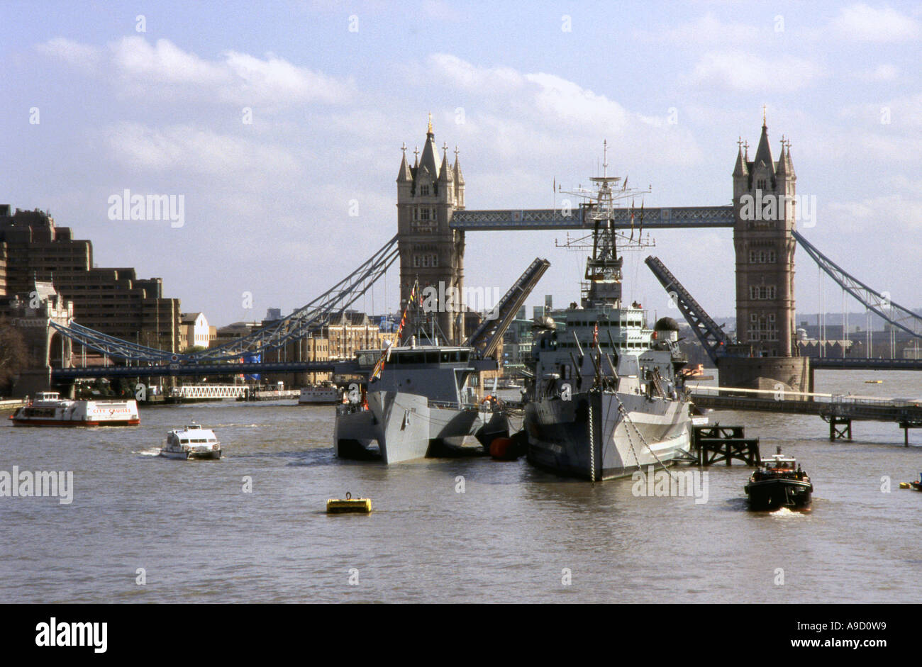 Voir le Tower Bridge le milieu se divise et se soulève pour permettre le passage de grands navires Tamise London England UK Europe Banque D'Images