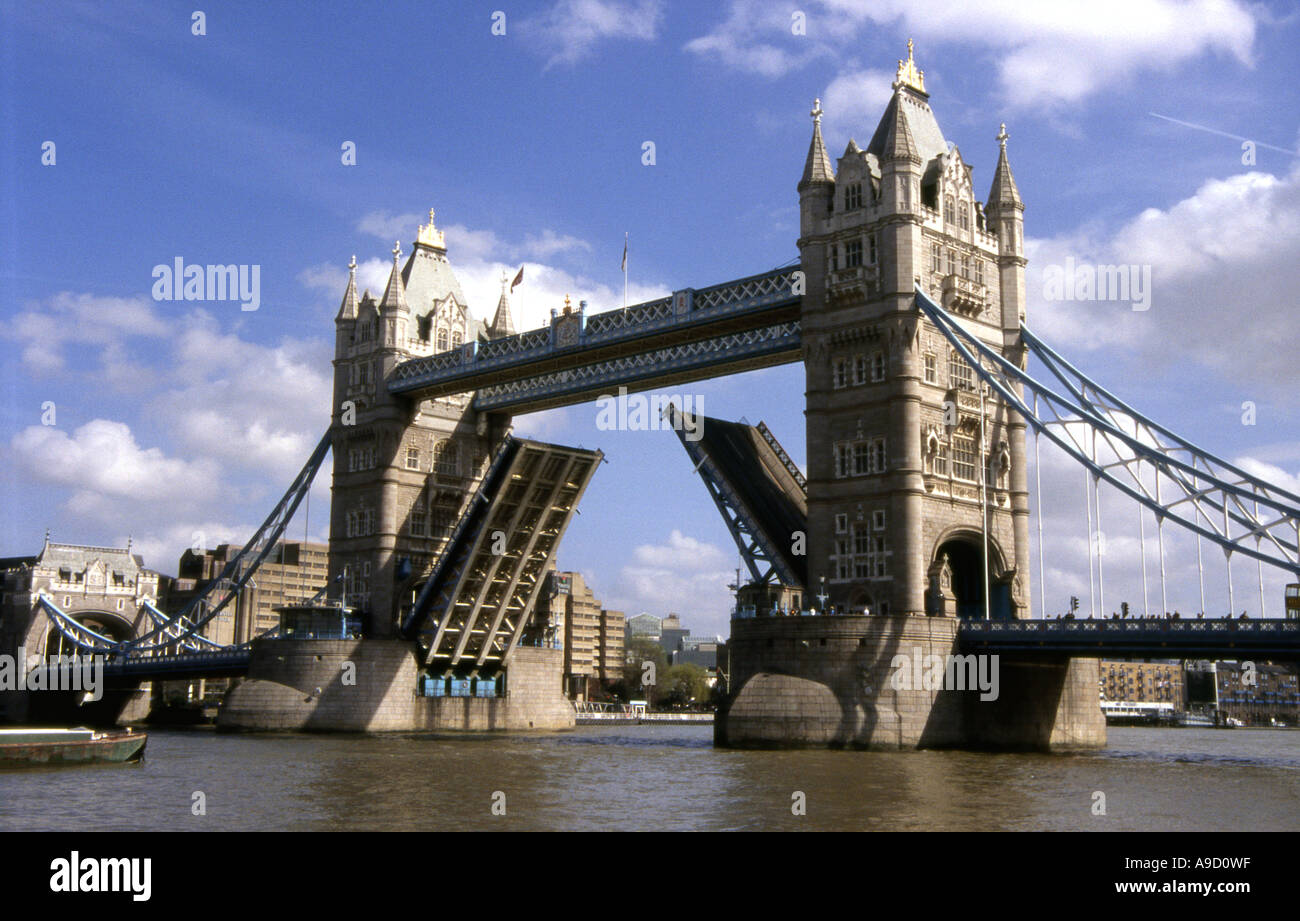 Voir le Tower Bridge le milieu se divise et se soulève pour permettre le passage de grands navires Tamise London England UK Europe Banque D'Images