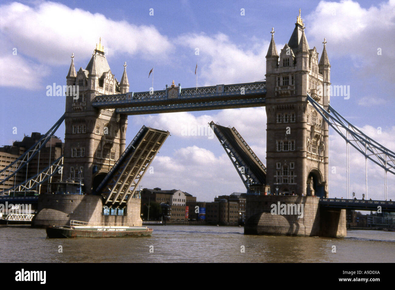 Voir le Tower Bridge le milieu se divise et se soulève pour permettre le passage de grands navires Tamise London England UK Europe Banque D'Images