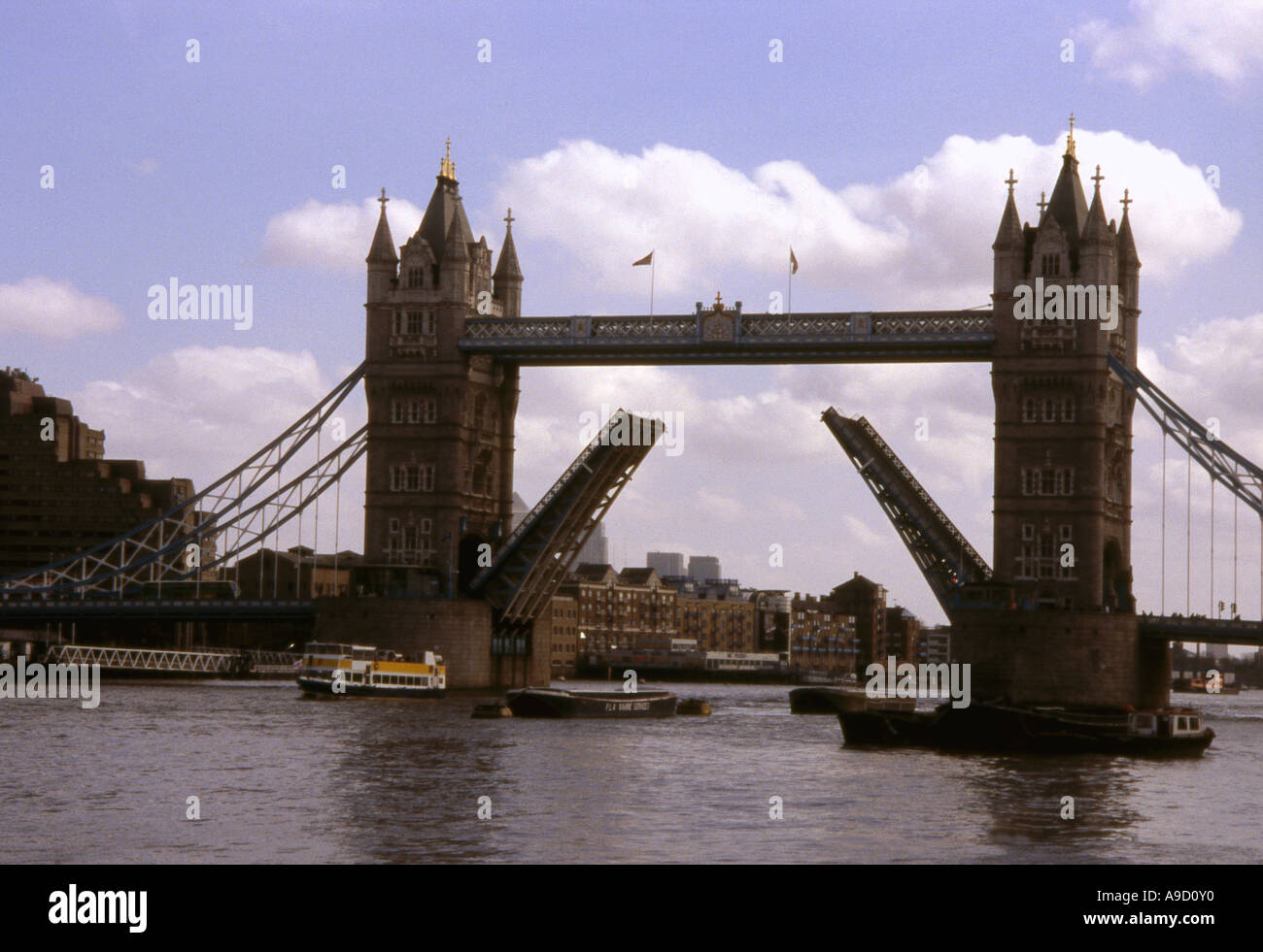 Voir le Tower Bridge le milieu se divise et se soulève pour permettre le passage de grands navires Tamise London England UK Europe Banque D'Images
