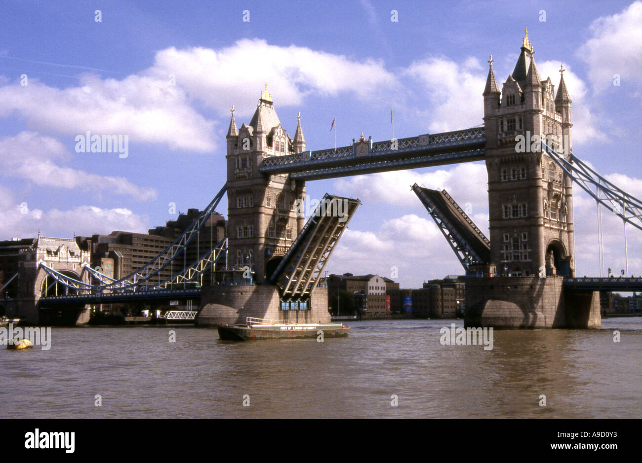 Voir le Tower Bridge le milieu se divise et se soulève pour permettre le passage de grands navires Tamise London England UK Europe Banque D'Images