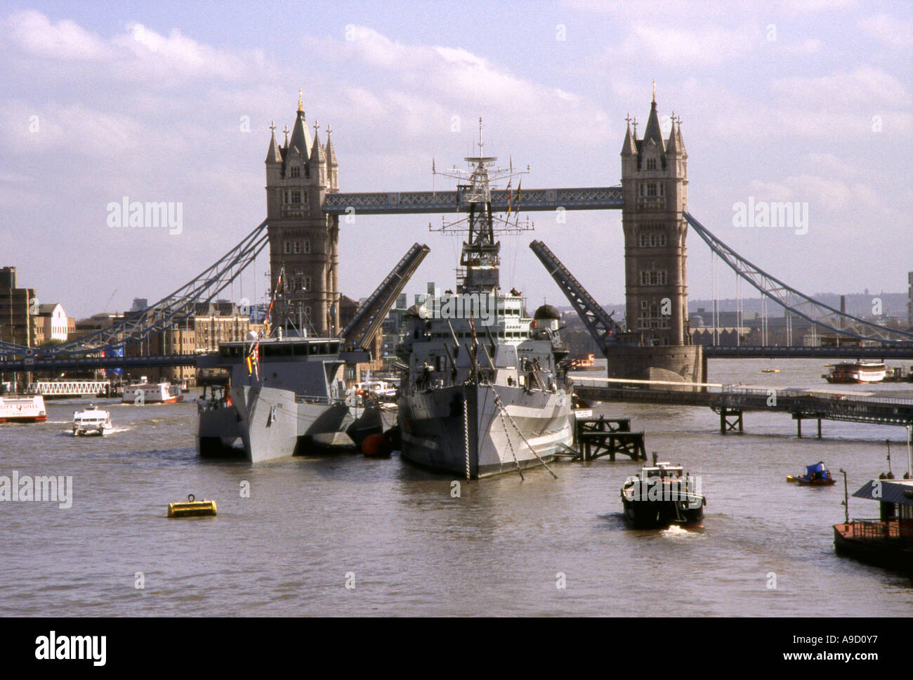 Voir le Tower Bridge le milieu se divise et se soulève pour permettre le passage de grands navires Tamise London England UK Europe Banque D'Images