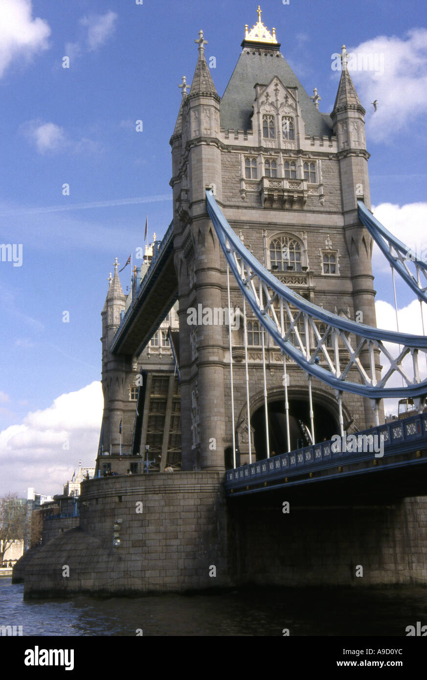 Voir le Tower Bridge le milieu se divise et se soulève pour permettre le passage de grands navires Tamise London England UK Europe Banque D'Images