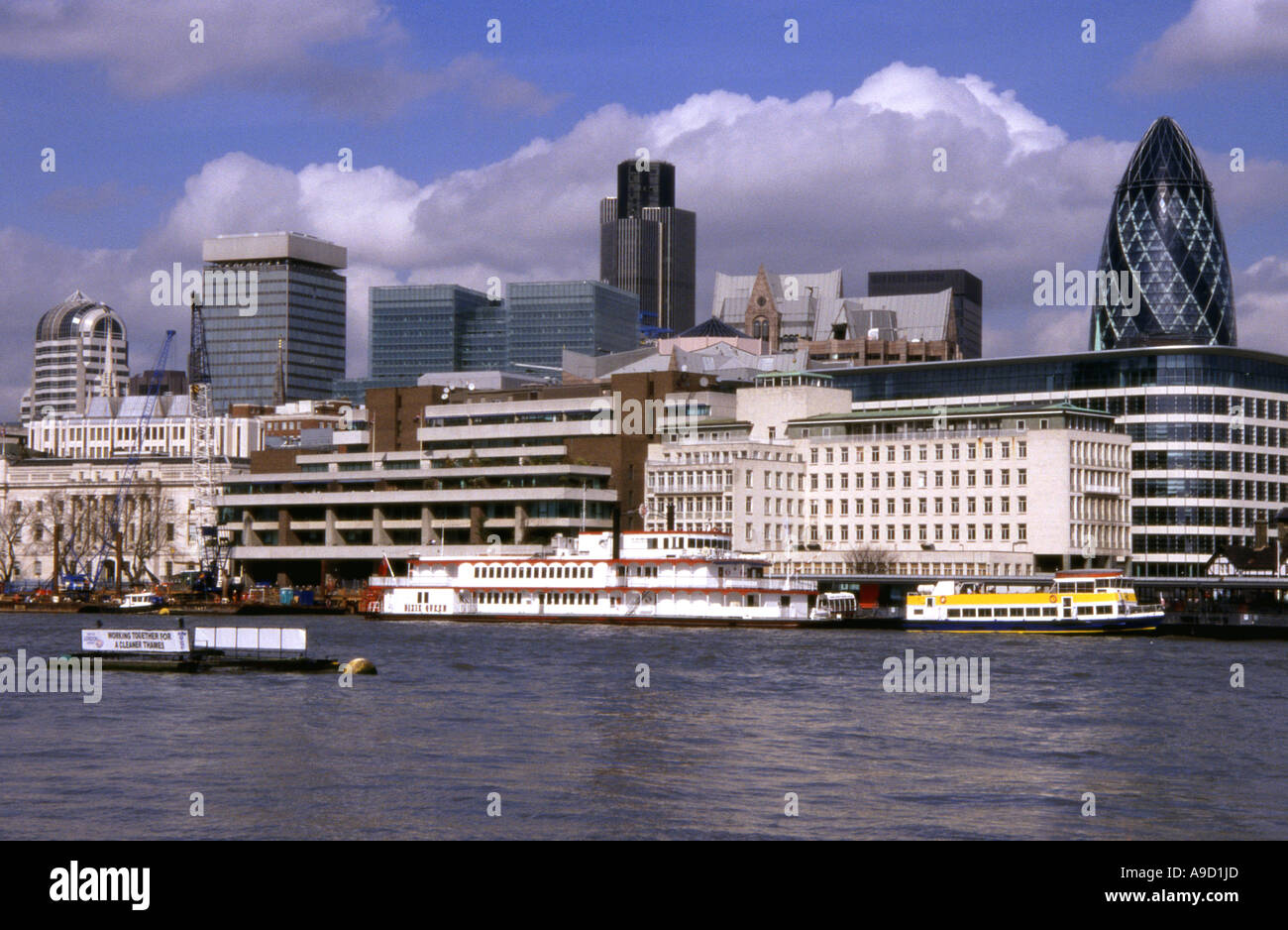 Vue sur les rives de la Tamise dans le centre de Londres La ville Angleterre Angleterre Europe Banque D'Images