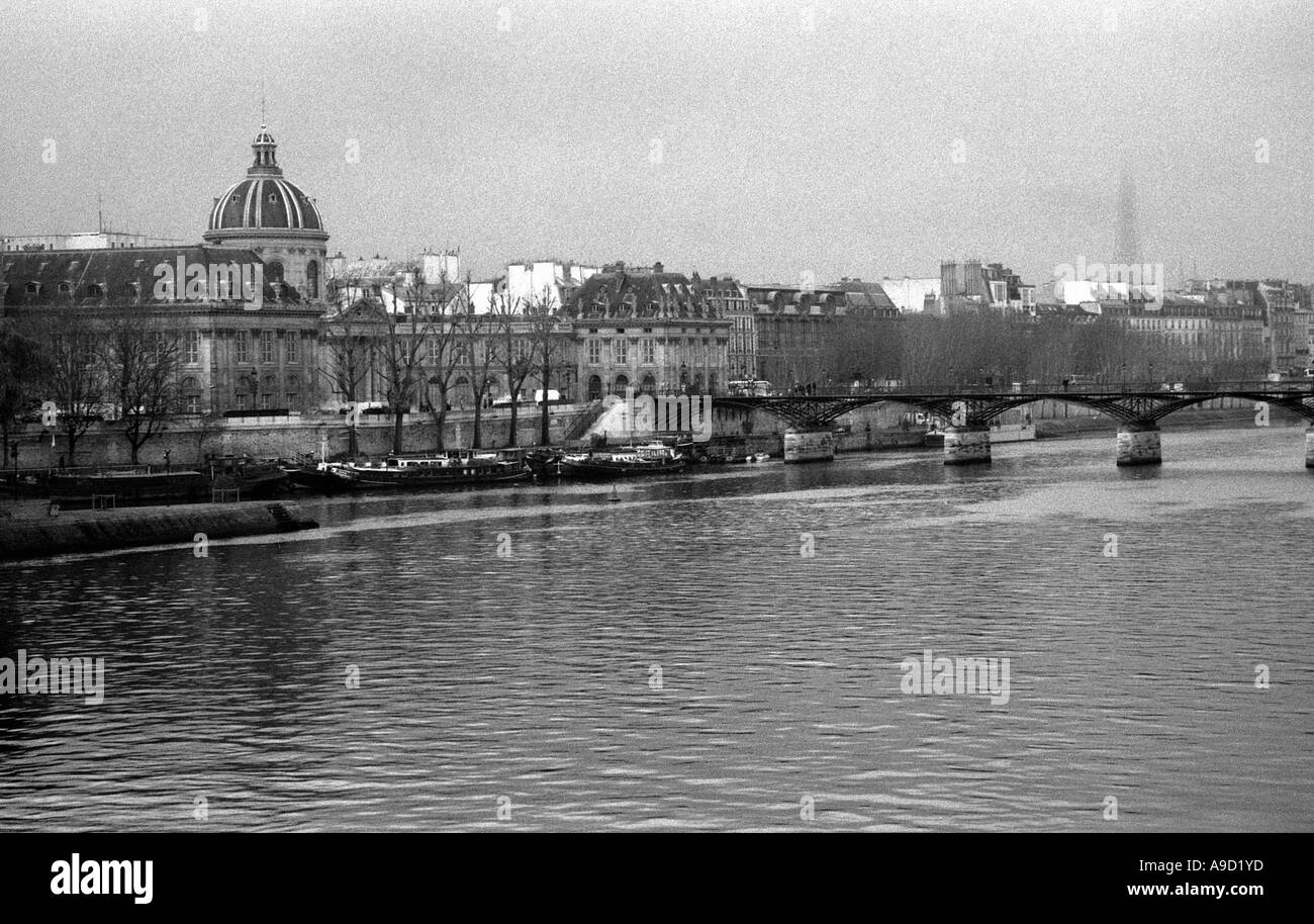 Vue sur Seine Cathédrale Catholique Banques pont de fer moderne & Tour Eiffel Paris France Europe Banque D'Images