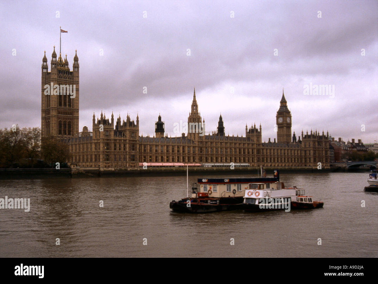 Chambre du Parlement du Palais de Westminster, Big Ben Clock Tower Banques Tamise Londres Angleterre Royaume-Uni Europe Banque D'Images