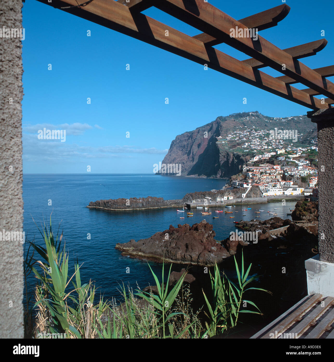 Vue sur le village de pêcheurs de Camara de Lobos (où Winston Churchill utilisé pour la peinture), Côte Sud, Madeira, Portugal Banque D'Images