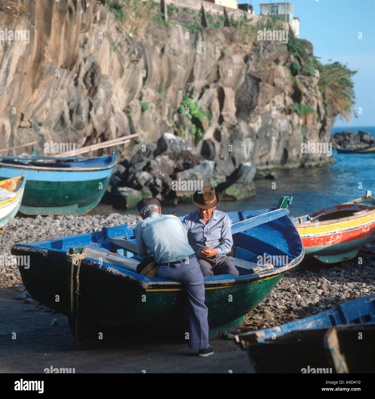 Deux vieux hommes jouant aux cartes sur la plage à Camara de Lobos (où Winston Churchill utilisé pour la peinture), Madeira, Portugal Banque D'Images