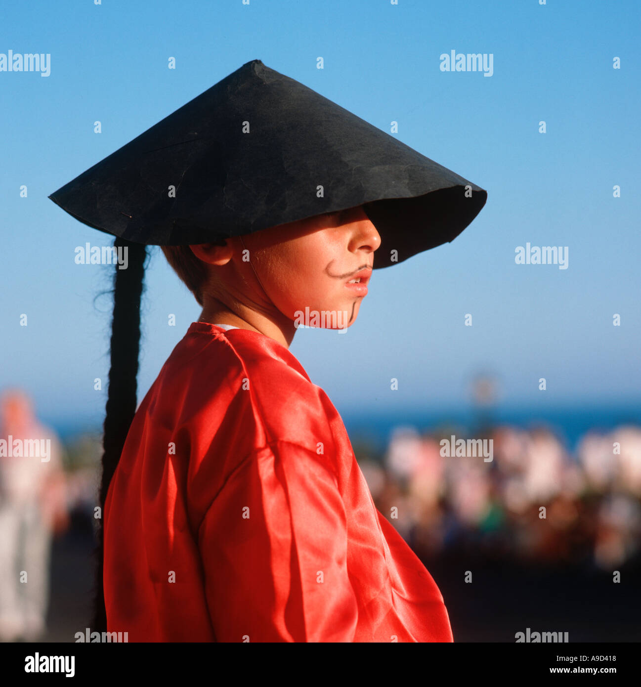 Enfant habillé en chinois pour le carnaval annuel, Puerto del Carmen, Lanzarote, îles Canaries, Espagne Banque D'Images