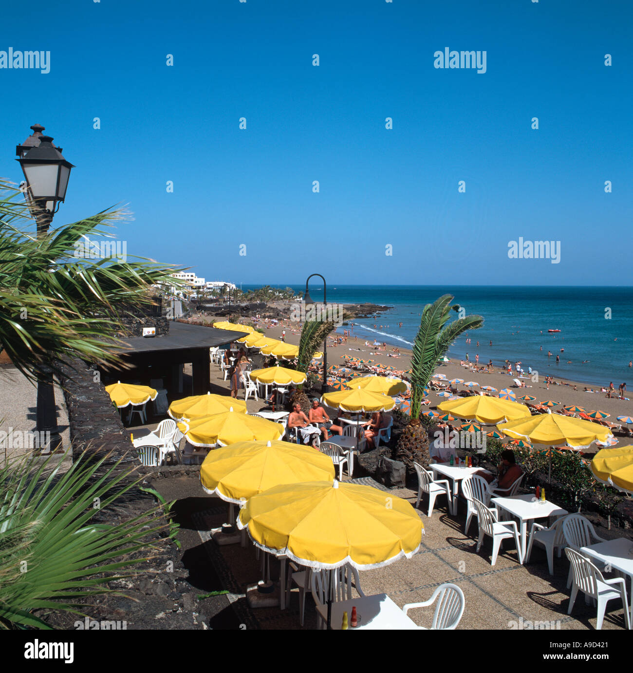 Café en bord de mer, Puerto del Carmen, Lanzarote, îles Canaries, Espagne Banque D'Images