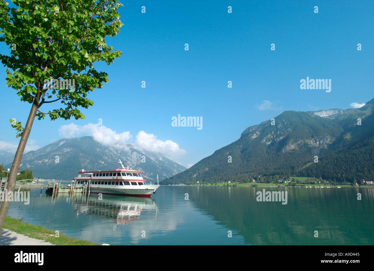 Ferry amarré sur le lac entre Maurach et Pertisau, Le Lac Achensee, Tyrol, Autriche Banque D'Images