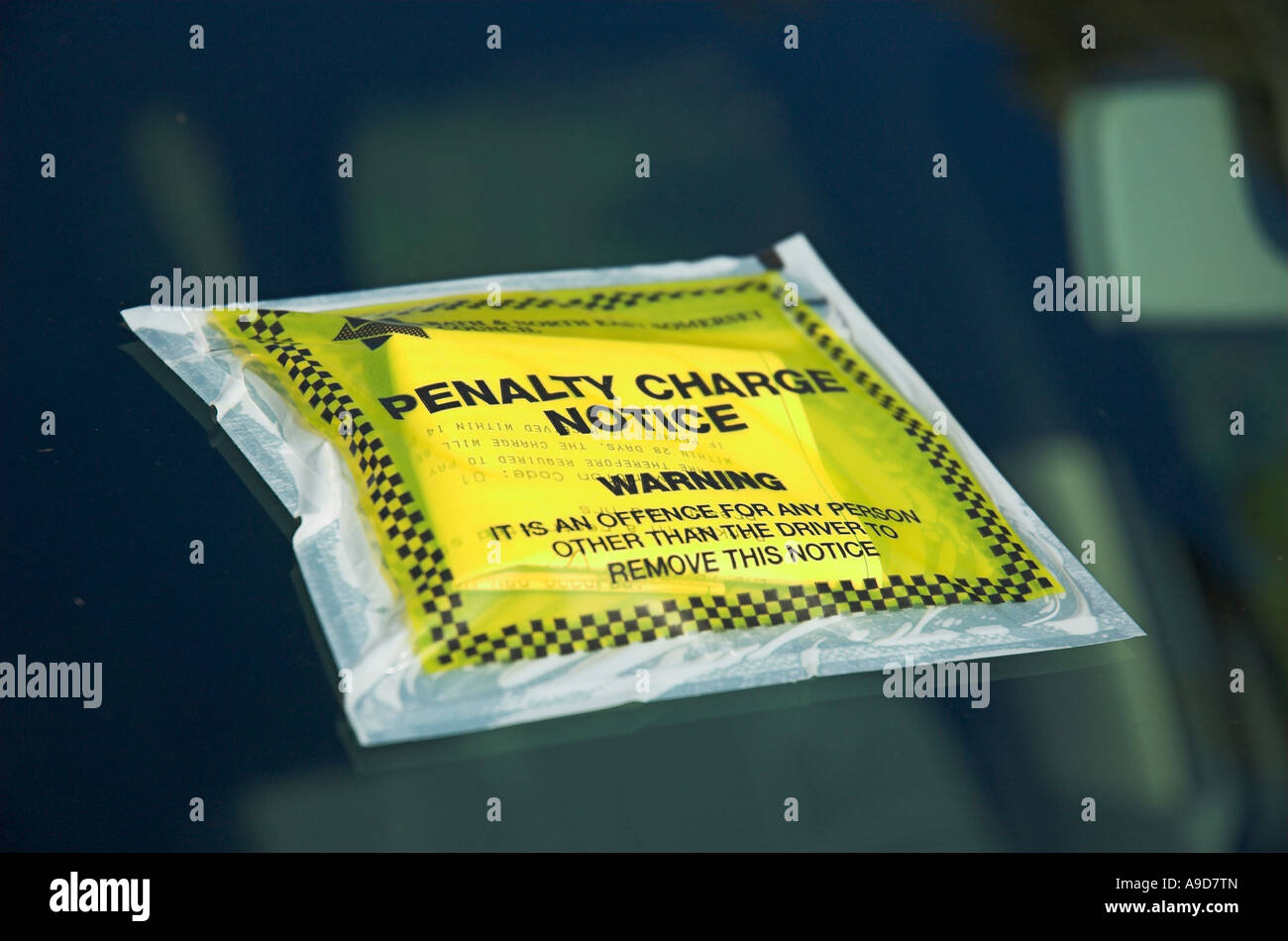 Frais de pénalité Avis d'amende de stationnement apposée sur le pare-brise d'un véhicule au Royaume-Uni Banque D'Images