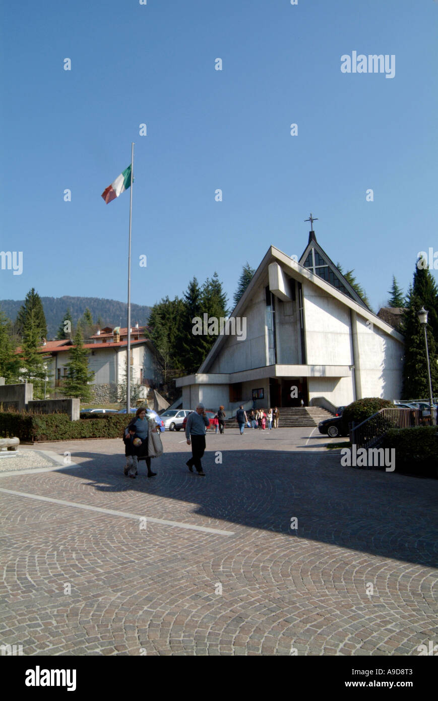 Bâtiment moderne, l'église, en bratto,,, doroa, Italie, italien, romaine, catholique, religon, spécialiste, de culte, d'adorateur, Italien, fl Banque D'Images