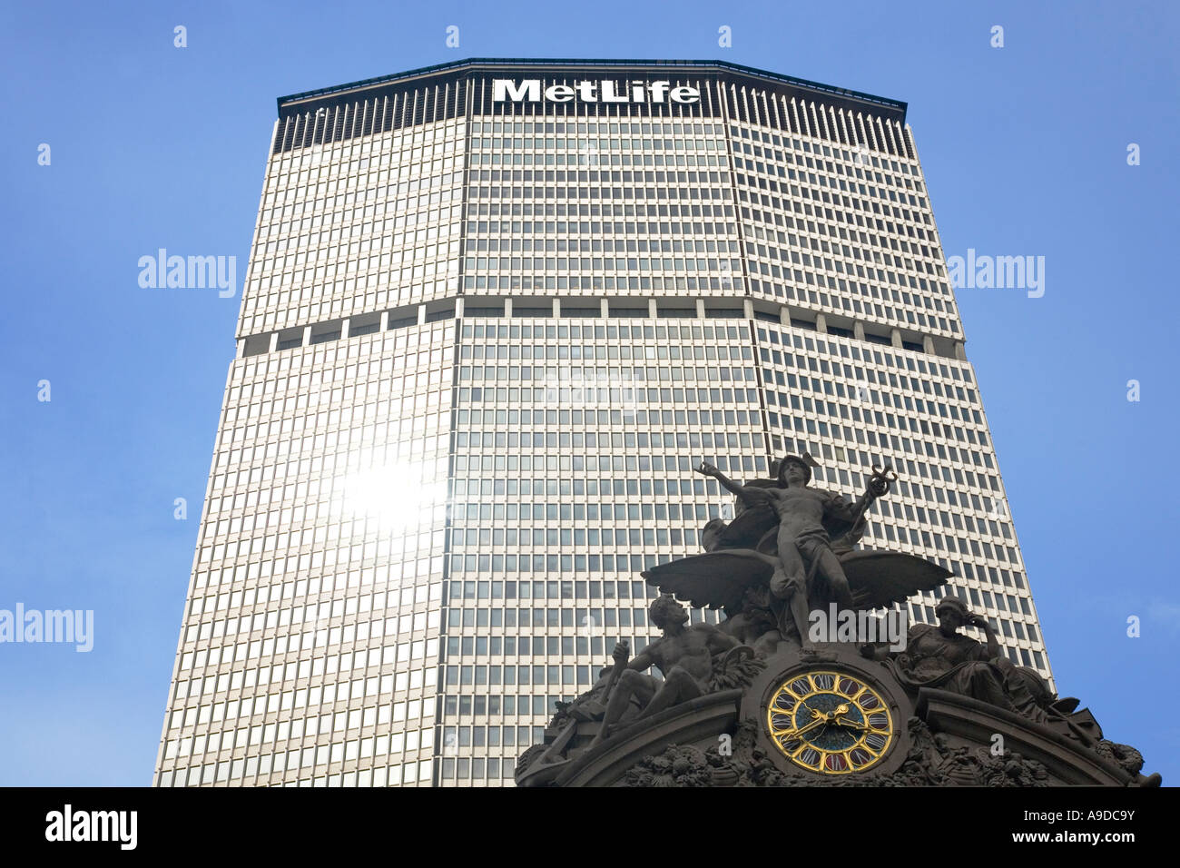 Grand Central Station Réveil et rencontré Life Building à sun soleil avec ciel bleu avec skyscapers à Manhattan, New York, États-Unis Banque D'Images