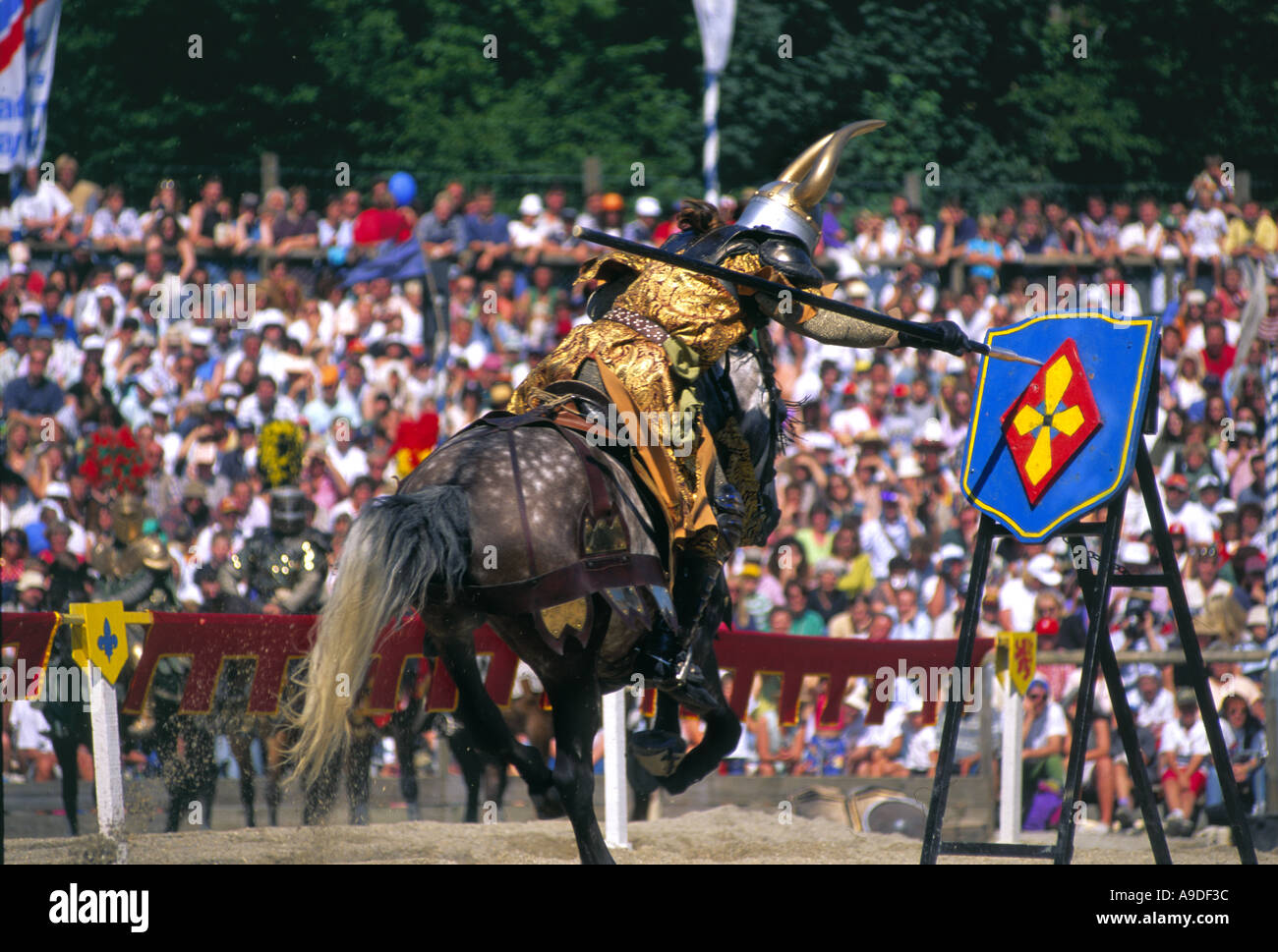 Chevaliers sur l'holding lance un drapeau en tournoi festival médiéval en Bavière Allemagne Kaltenberg Banque D'Images