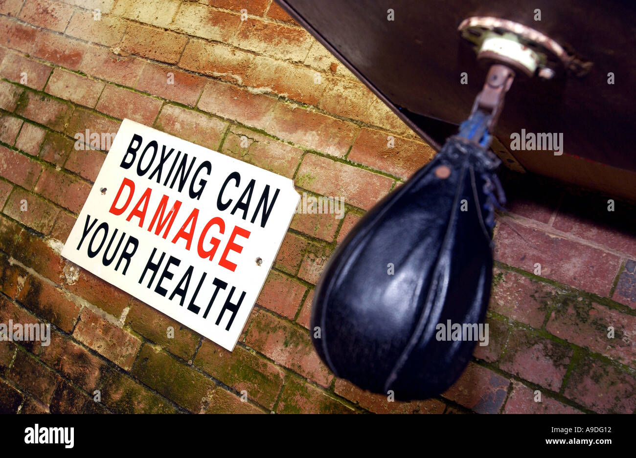 Le salut peut endommager votre santé signe à Brendan Ingle s St Thomas Boys Club Sheffield Banque D'Images