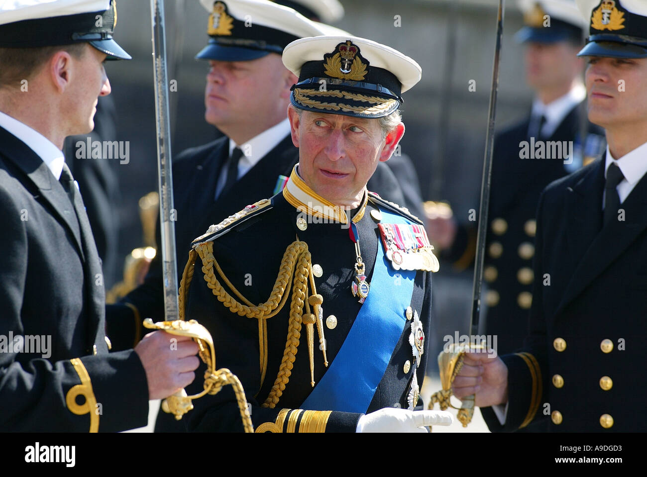 Le Prince Charles inspecte les officiers de la Marine royale de Britannia Naval College de Dartmouth UK Banque D'Images