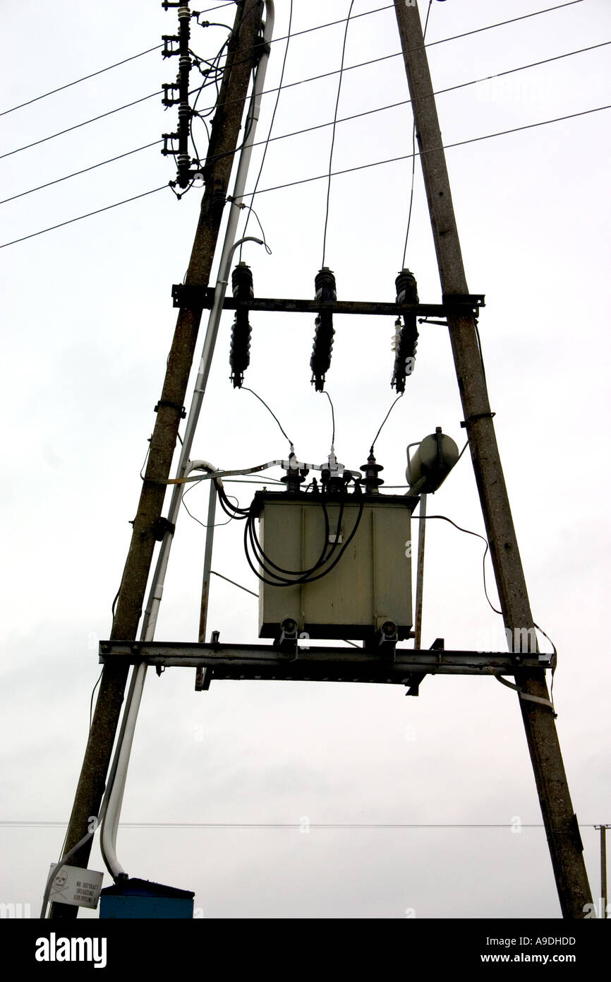 Poteaux triangulaires fournissant de l'électricité dans le pays. Zawady Pologne Banque D'Images
