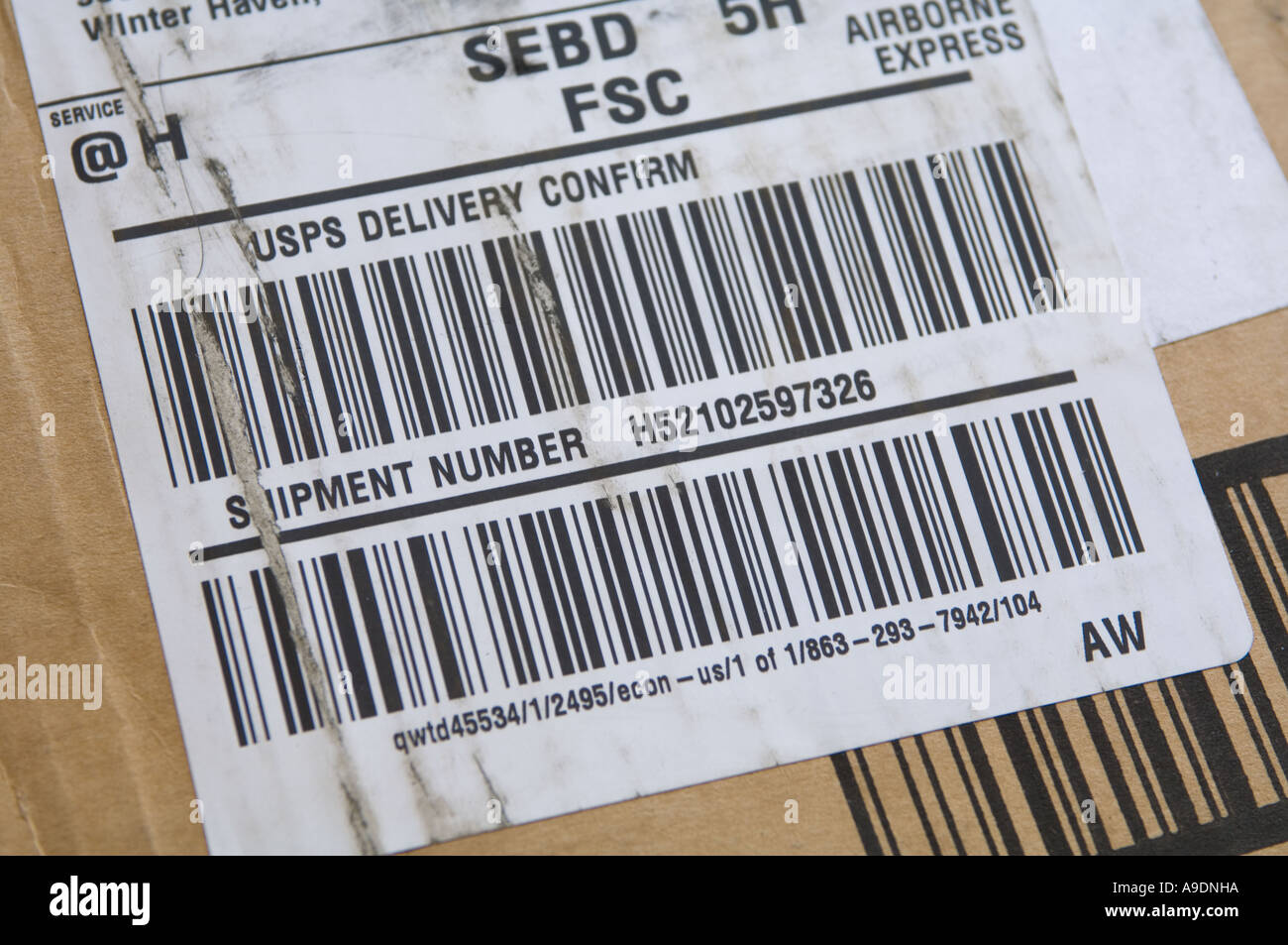 Colis avec une étiquette d'expédition Banque D'Images