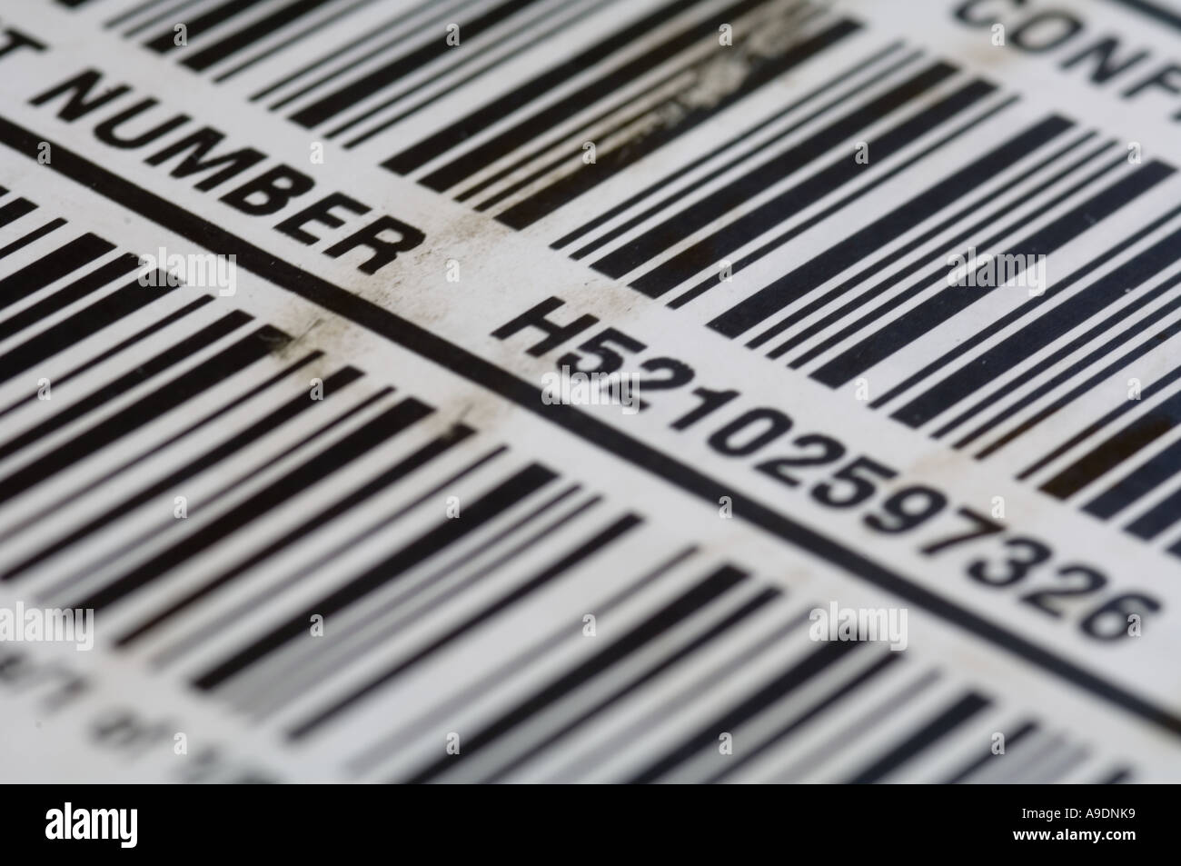 Colis avec une étiquette d'expédition Banque D'Images