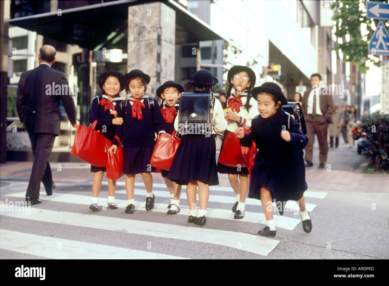Les écolières du primaire en uniforme Tokyo Japon Banque D'Images