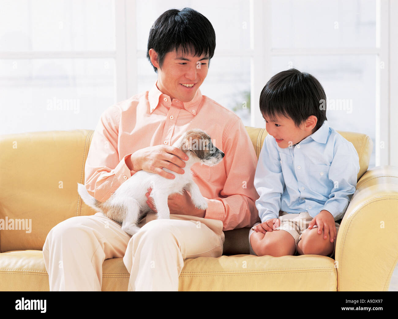 Famille à l’intérieur Banque D'Images