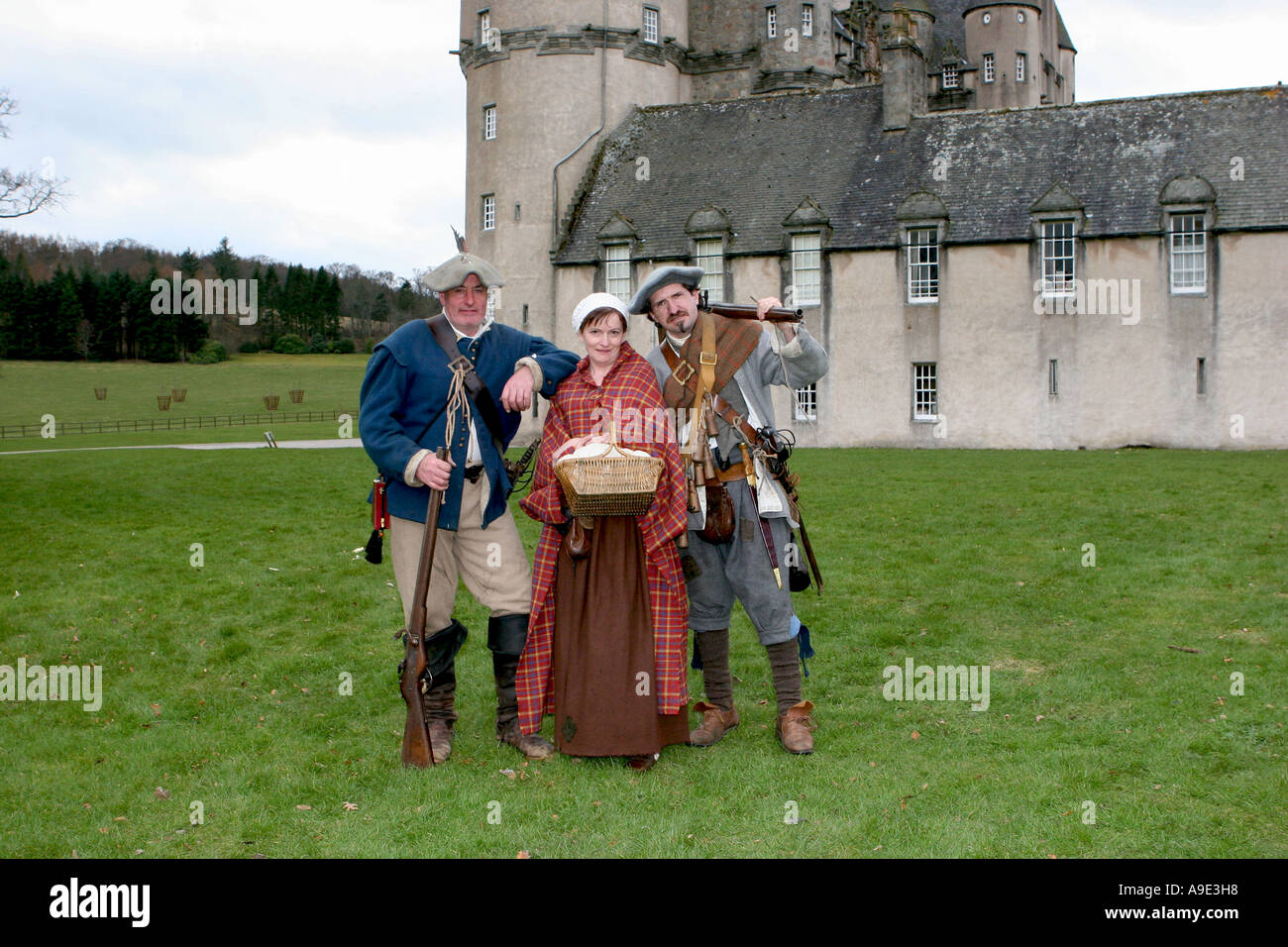 Les membres de la société Hogan-vexel holding vintage mousquet au re-enactment society rassemblement à Château Fraser, Ecosse, Royaume-Uni Banque D'Images