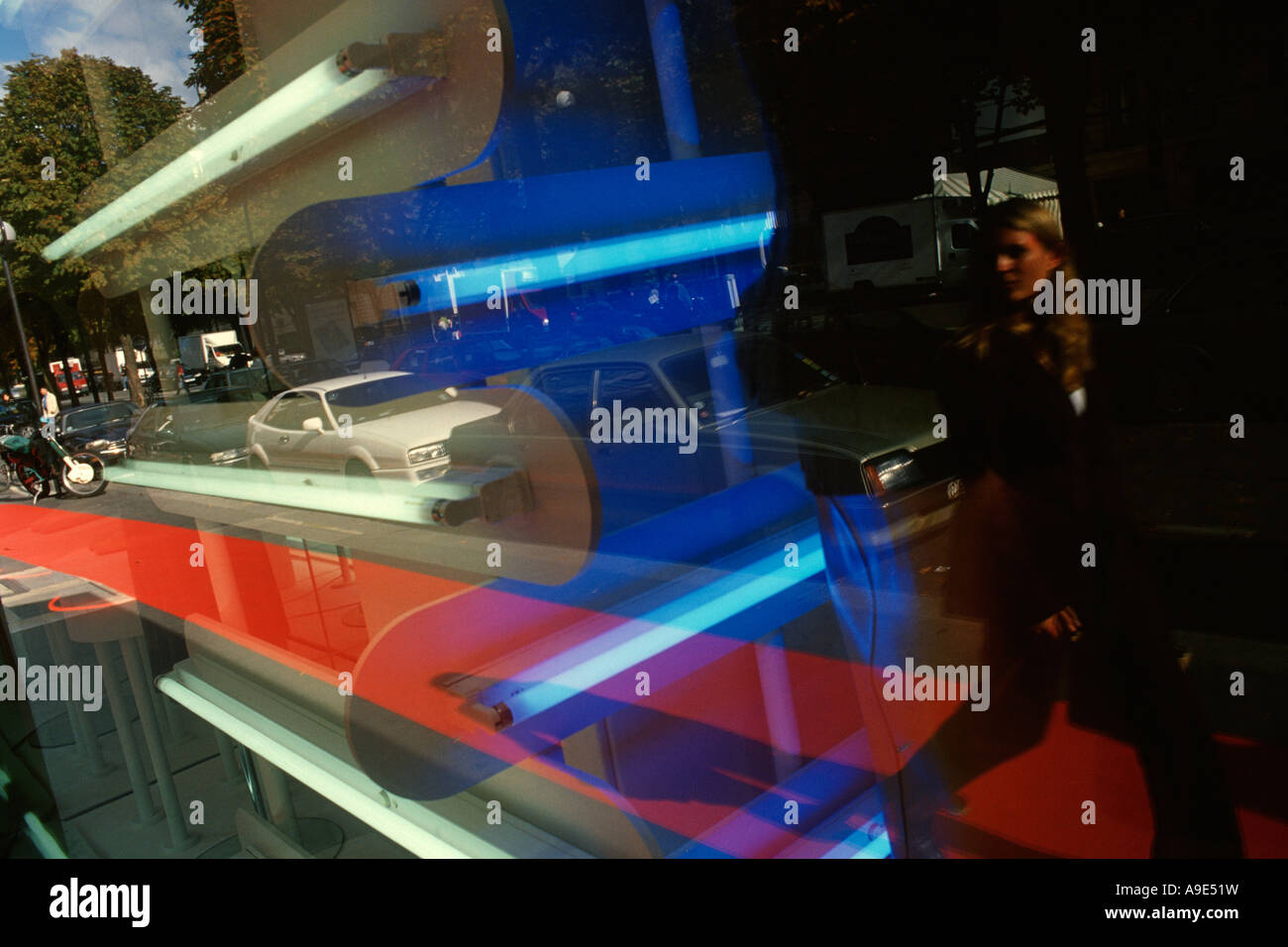 Paris France tapis rouge chic boutiques de luxe de l'Avenue Montaigne Banque D'Images