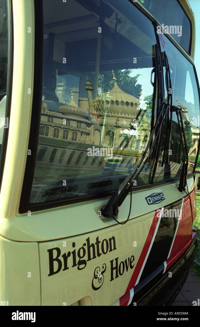 Le Brighton Pavilion reflétée dans le pare-brise d'un bus de Brighton et Hove Banque D'Images