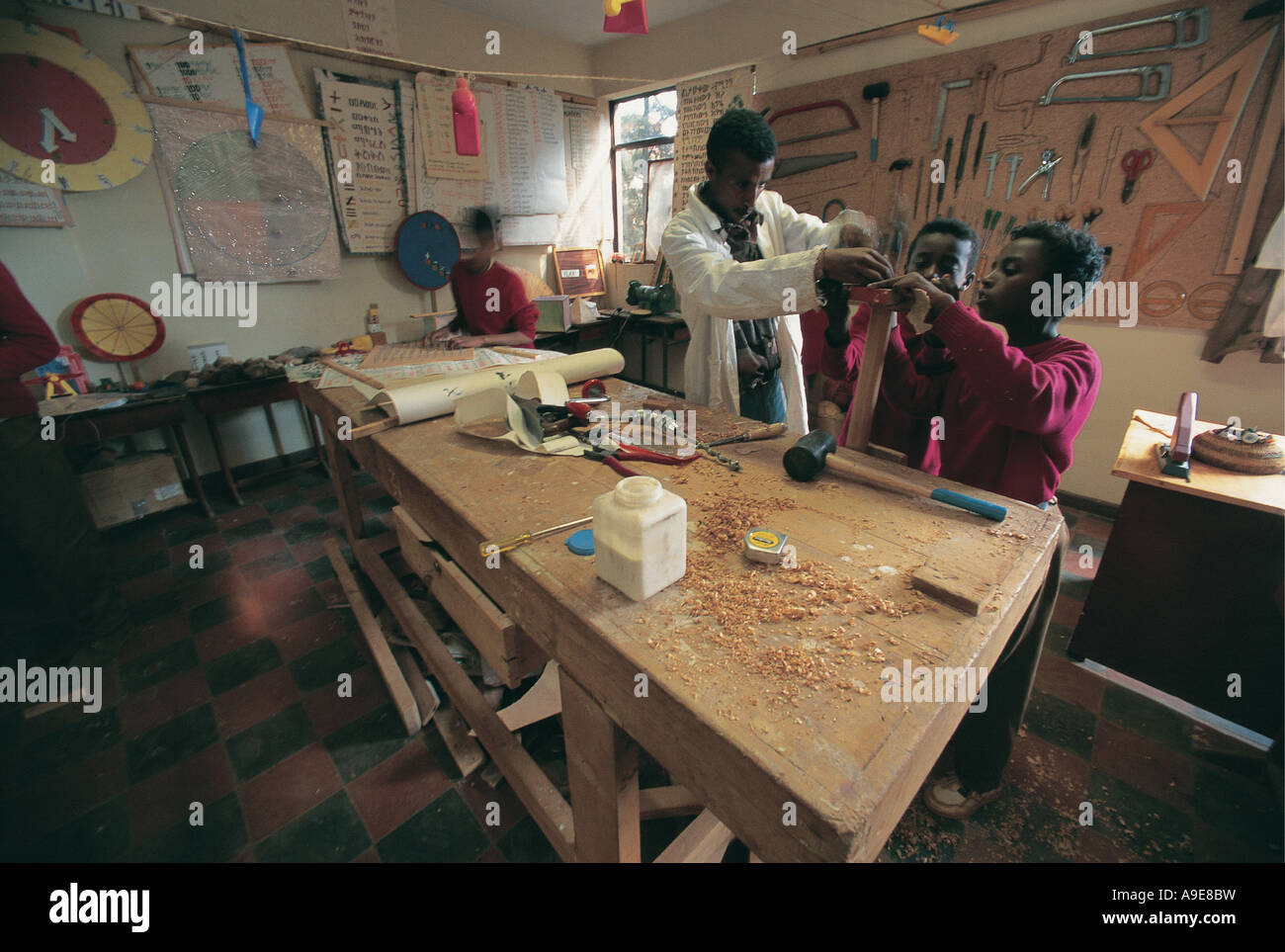 L'apprentissage des compétences des enfants orphelins, boiseries à l'école des Nations Unies Addis Ababa Ethiopie Banque D'Images