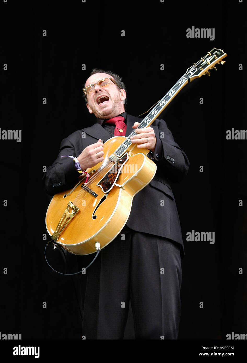 Elvis Costello jouer à Glastonbury 2005 Banque D'Images