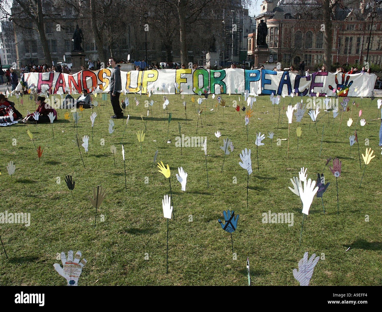 20 Mars 2003 Haut les mains pour la paix démonstration par les élèves au Parlement Square Londres contre une guerre en Irak Banque D'Images