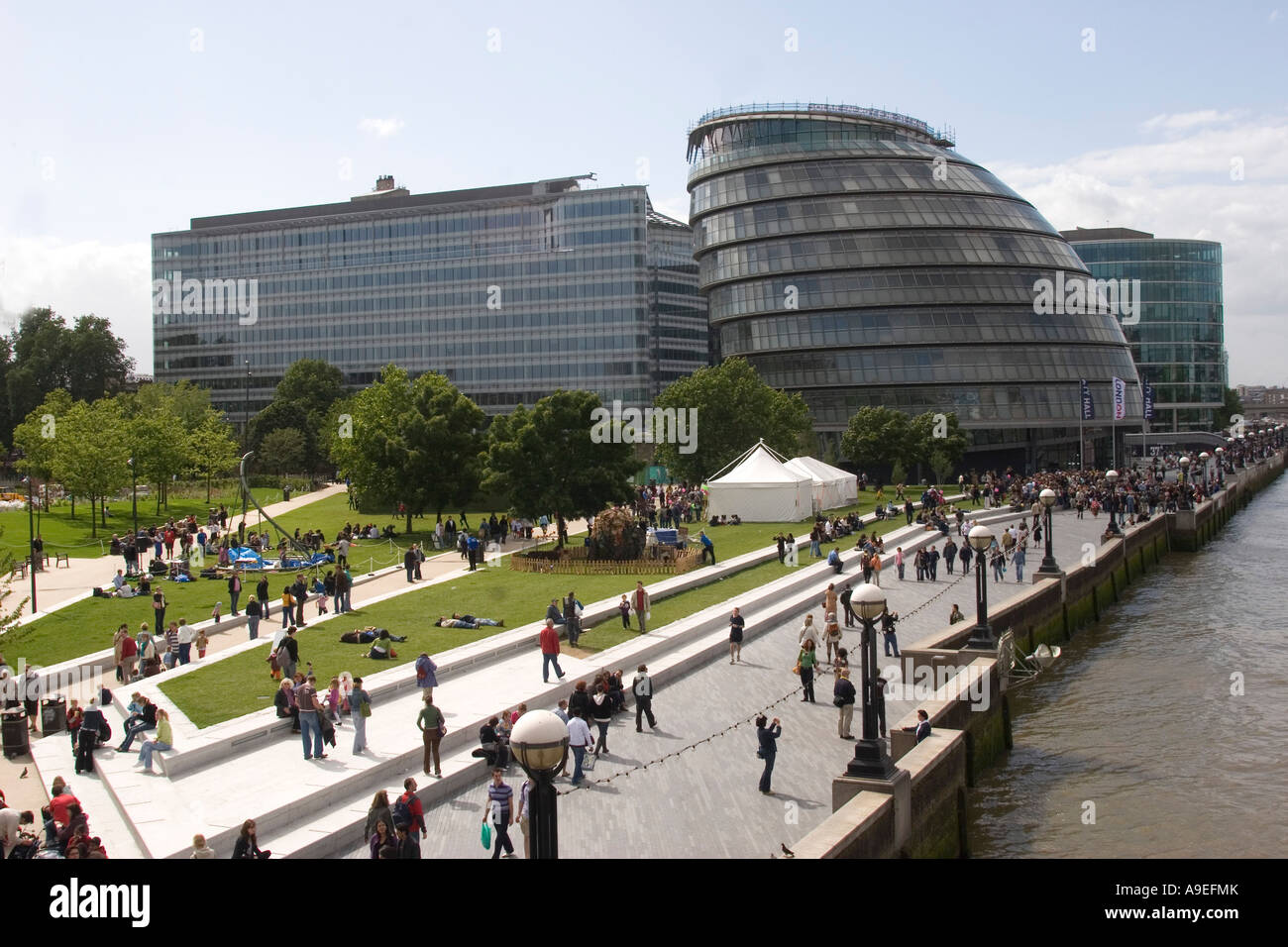 Parc des champs de potiers, l'espace public qui se trouve entre le Tower Bridge et l'Hôtel de Ville sur la rive sud de la Tamise, Londres G Banque D'Images