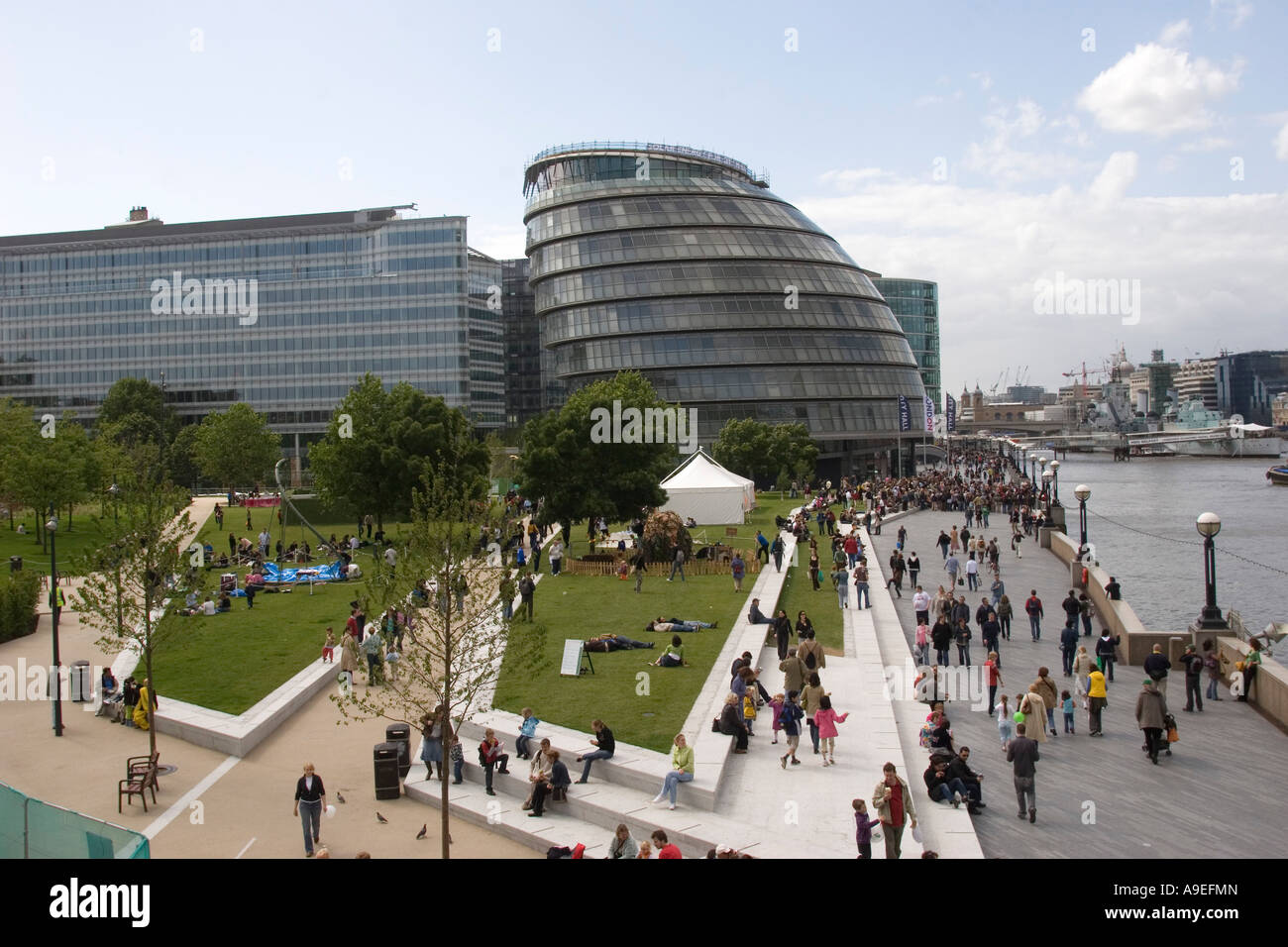 Parc des champs de potiers, l'espace public qui se trouve entre le Tower Bridge et l'Hôtel de Ville sur la rive sud de la Tamise, Londres G Banque D'Images
