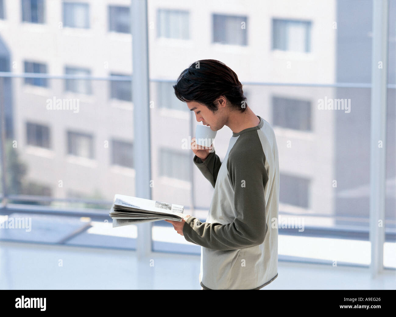 Businessman reading newspaper Banque D'Images