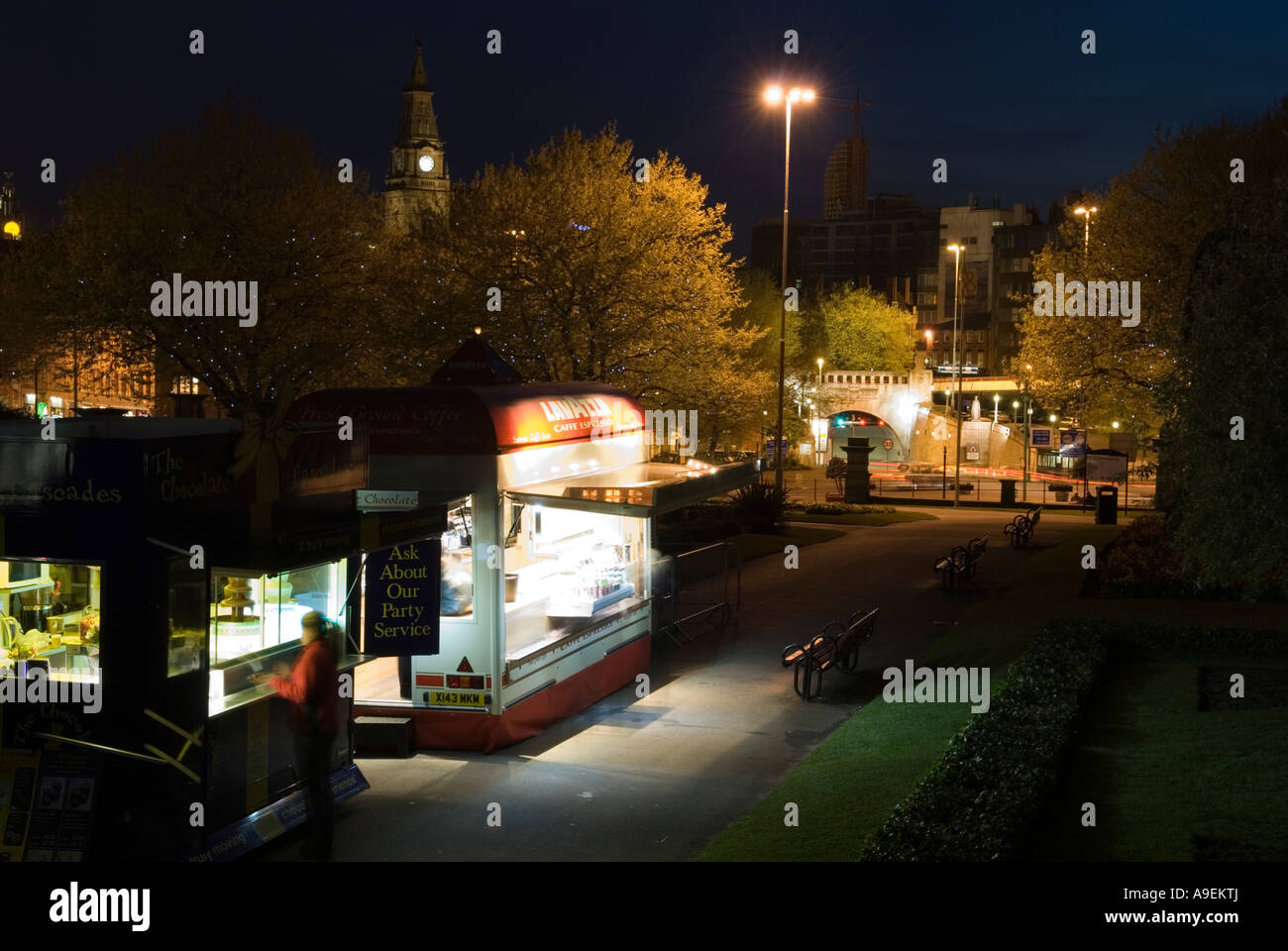 St Georges Hall gardens et Birkenhead entrée du tunnel éclairé la nuit à Liverpool, Capitale européenne de la Culture 2008 Merseyside Banque D'Images