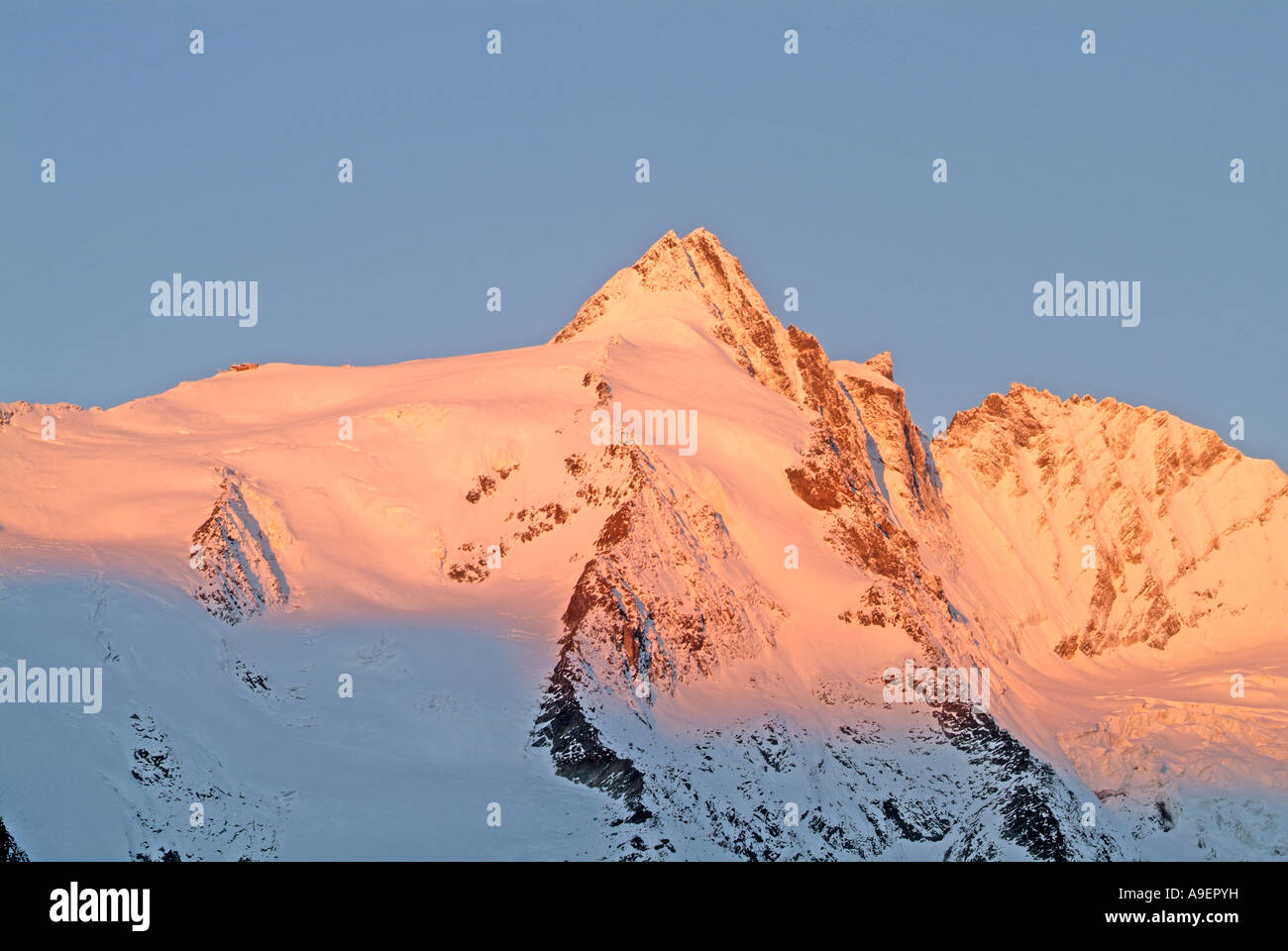 Lever du soleil au-dessus de la montagne Grossglockner (3798 m) vu de la Franz Josefs Hoehe Banque D'Images