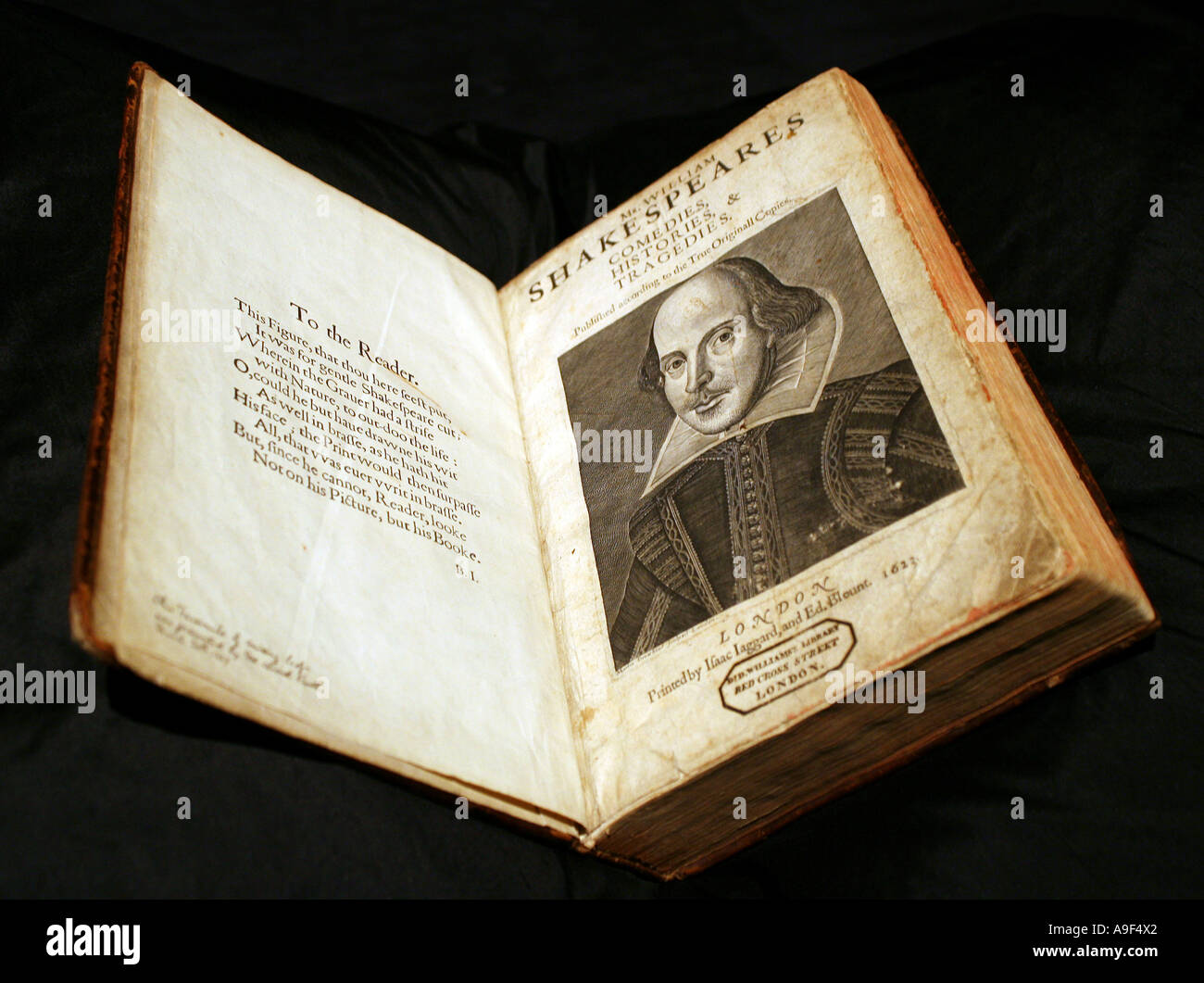 Une copie de la première édition de folio écrire William Shakespeare est affiché dans Sotheby's Auction House de Londres, 30 mars 2006 Banque D'Images